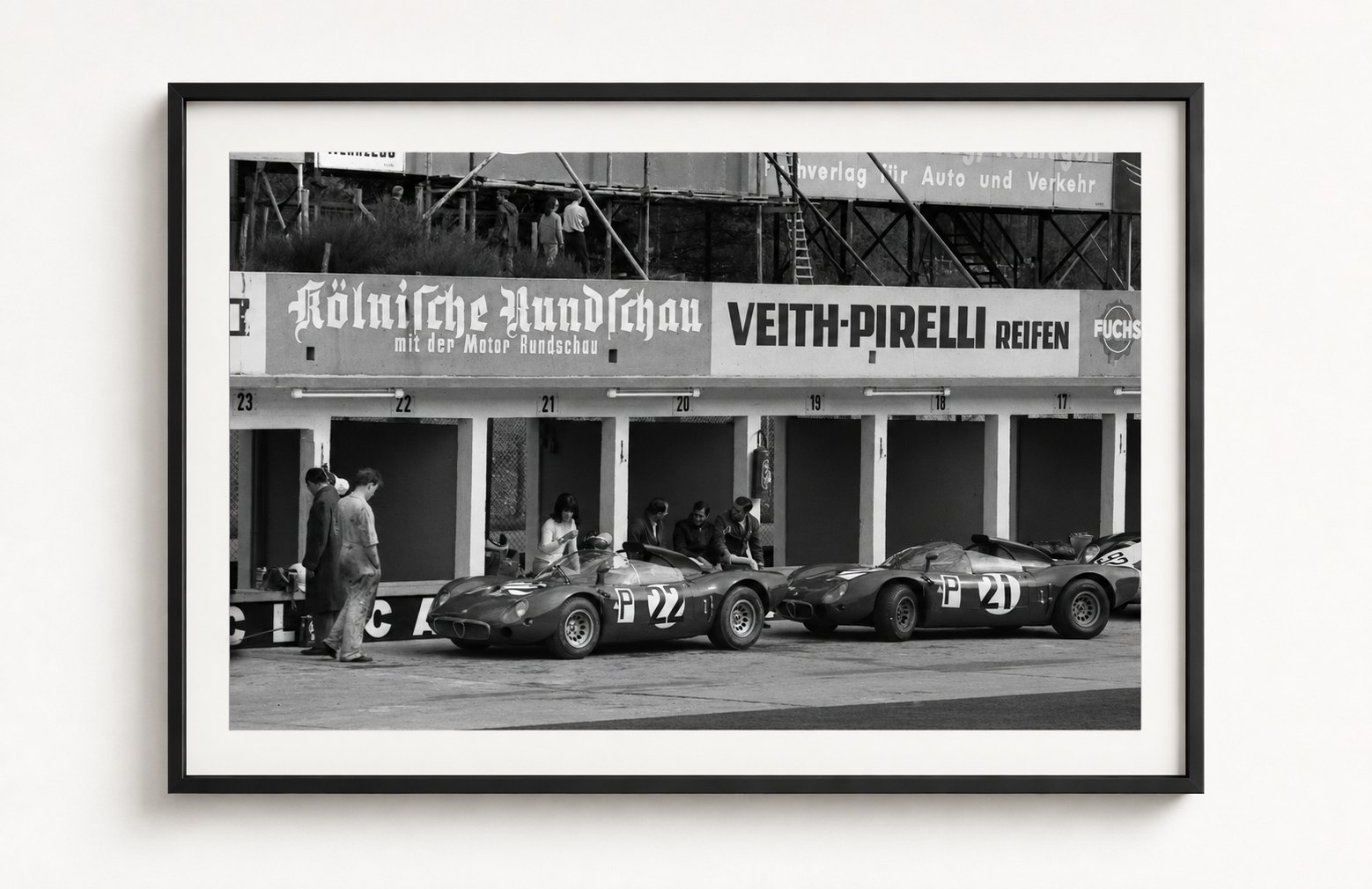 Periscopica in der Boxengasse — Nürburgring 1967, auf Acryl im Schattenfugenrahmen, Format 4:3