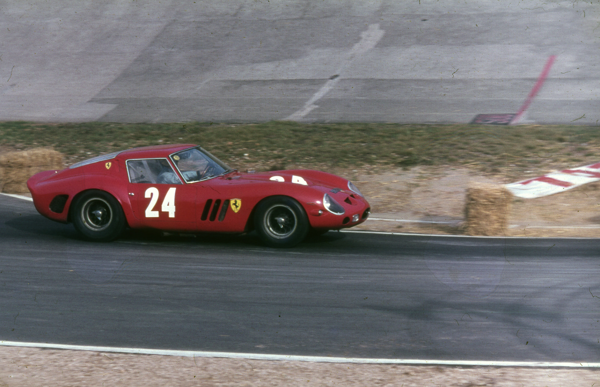 Restauriertes Originaldia: Ferrari 250 GTO Nº 24 auf der Rennstrecke