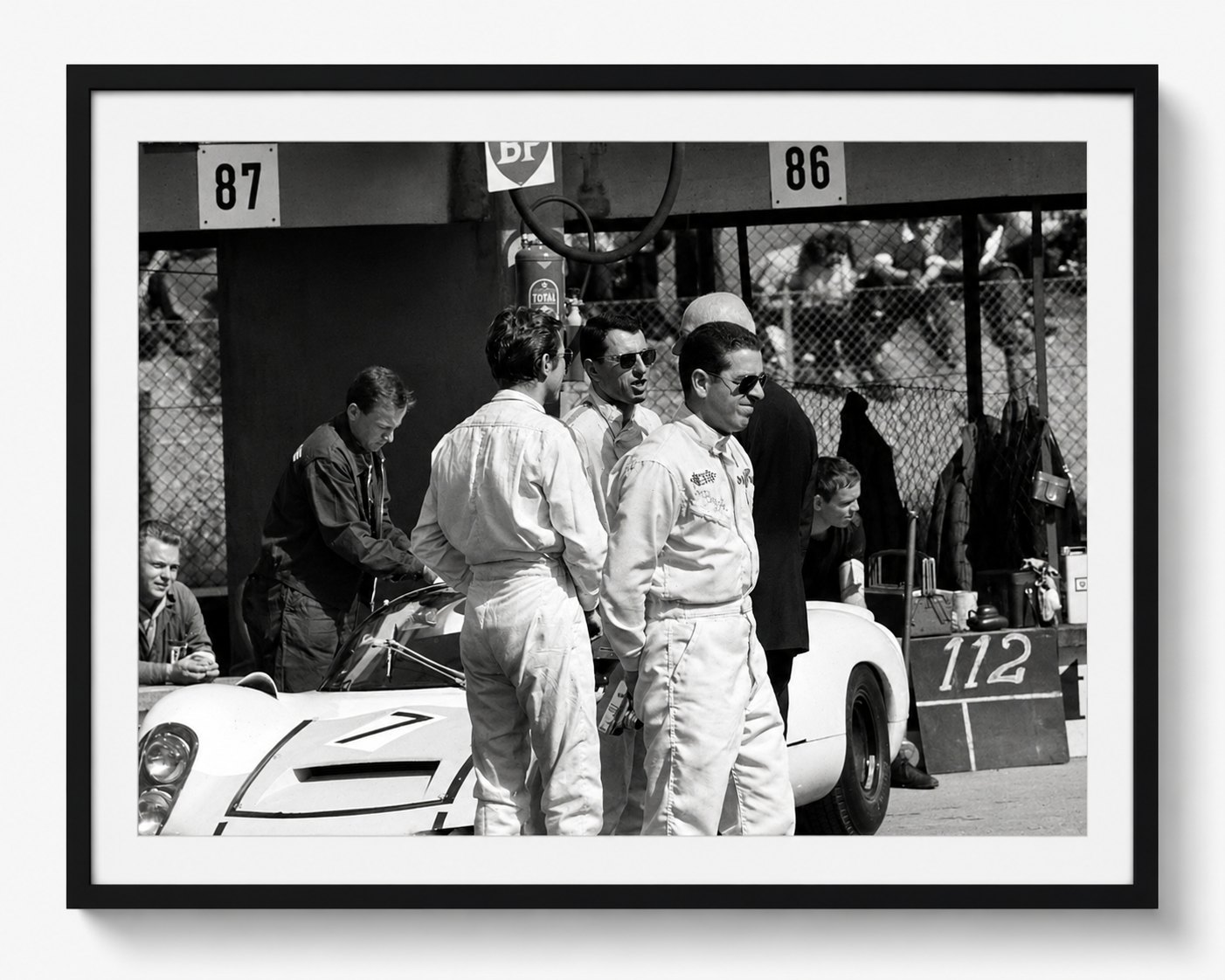 Chaparral 2D in der Box, Nürburgring 1966 — Nürburgring 1966, auf Acryl im Schattenfugenrahmen, Format 4:3