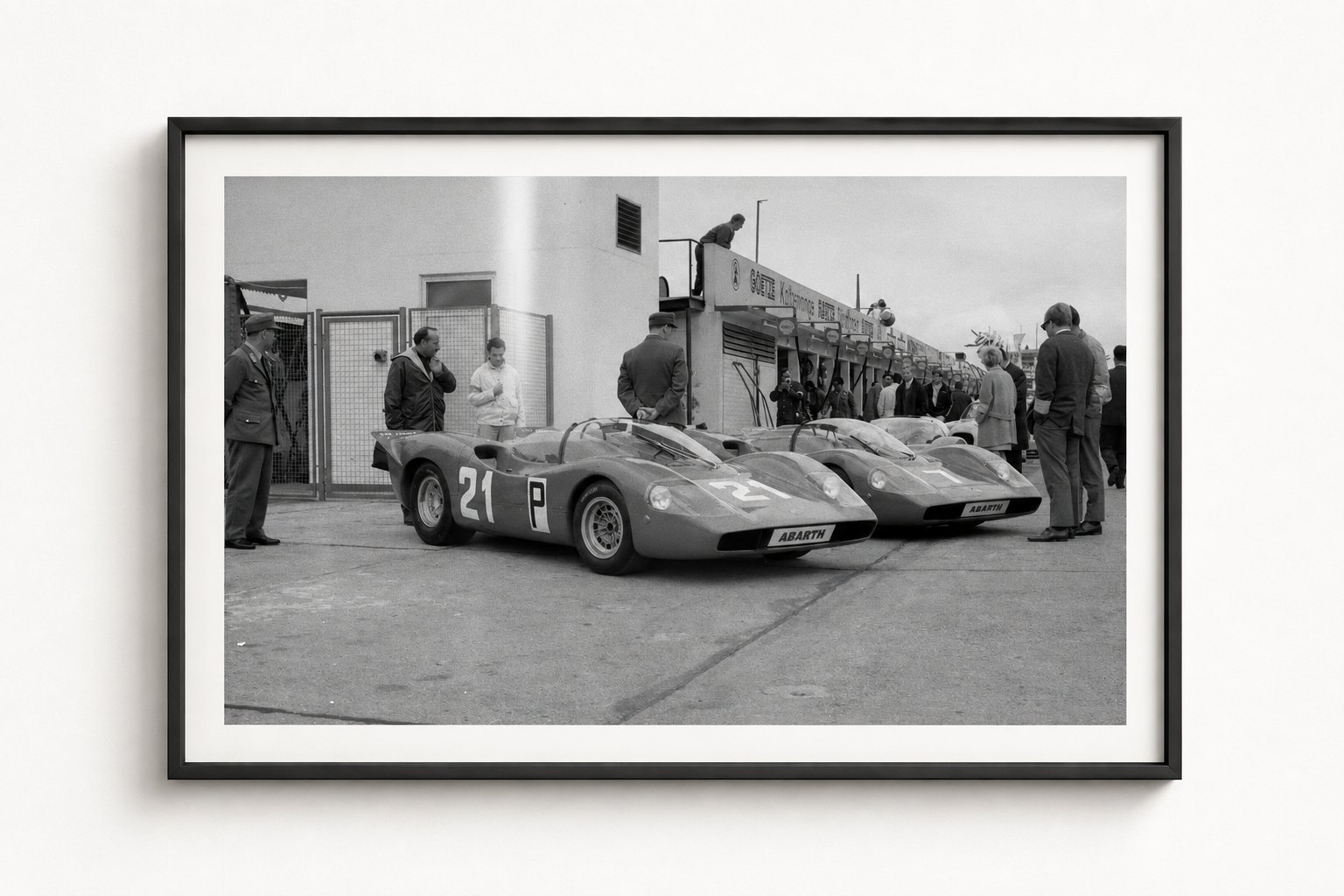 Abarth in der Boxengasse — Nürburgring 1965, auf Acryl im Schattenfugenrahmen, Format 4:3