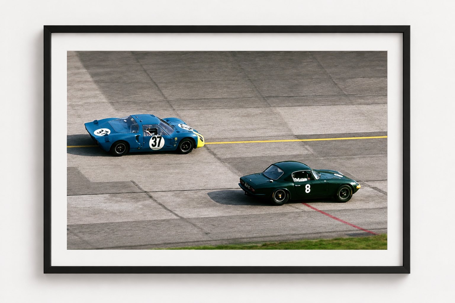 Ferrari 250 LM und Martini, Nürburgring 1965 — Nürburgring 1965, auf Acryl im Schattenfugenrahmen, Format 4:3