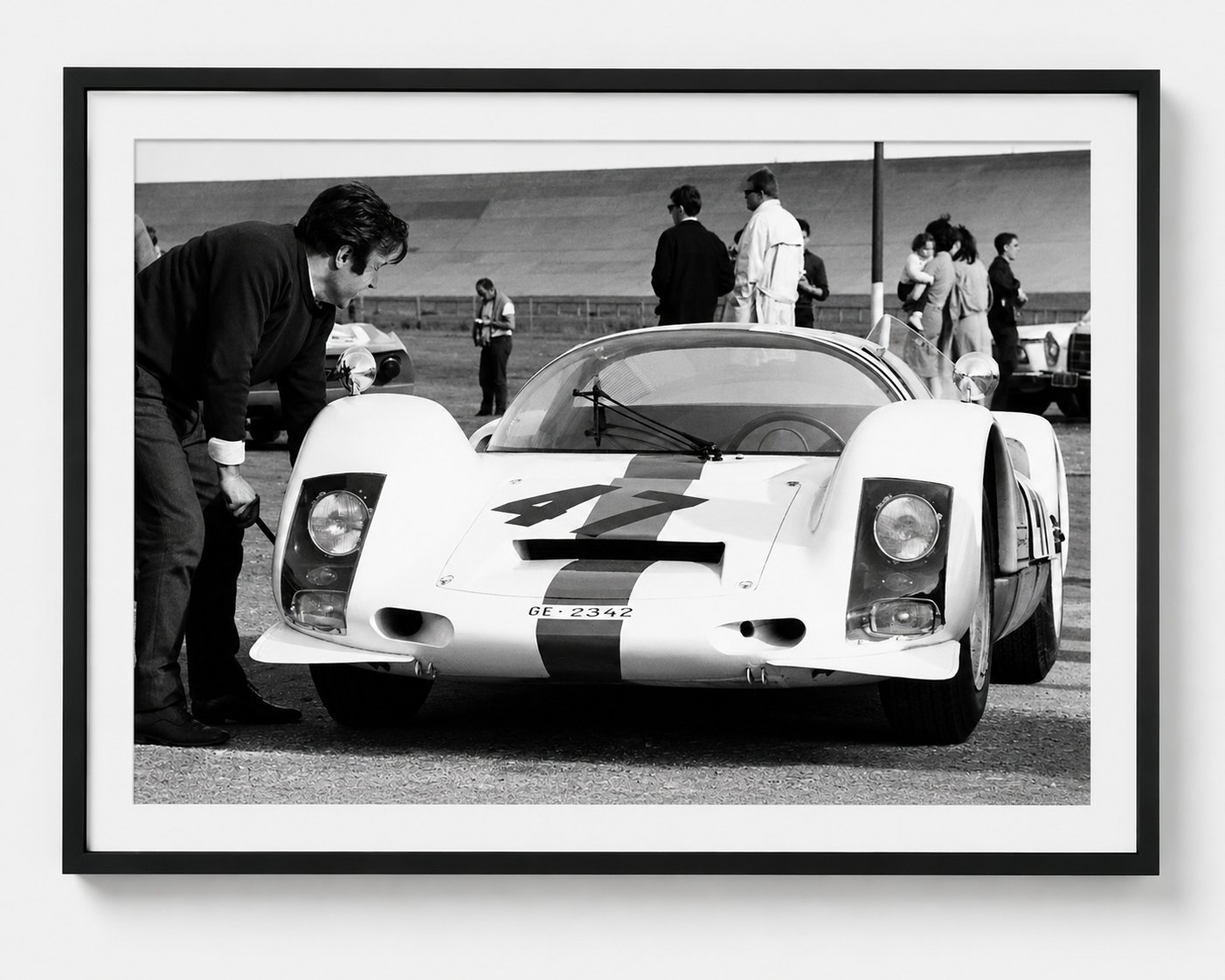 Porsche Rennwagen Boxengasse — Nürburgring 1956, auf Acryl im Schattenfugenrahmen, Format 4:3