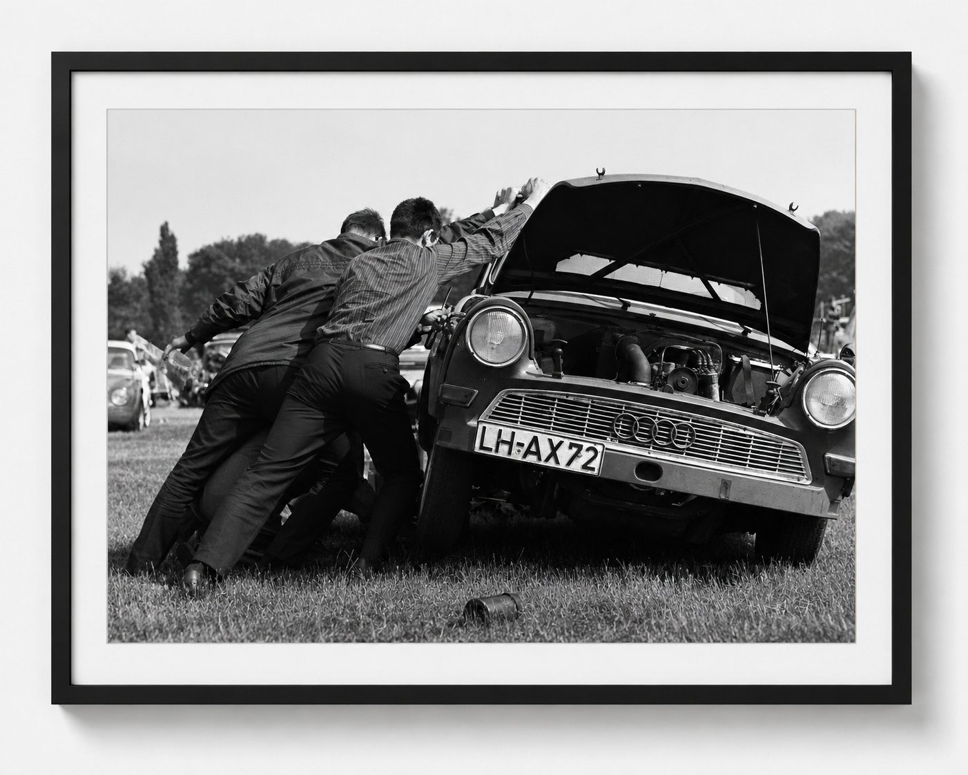 Auto Union DKW F 102 auf der Wiese — Reims 1964, auf Acryl im Schattenfugenrahmen, Format 4:3