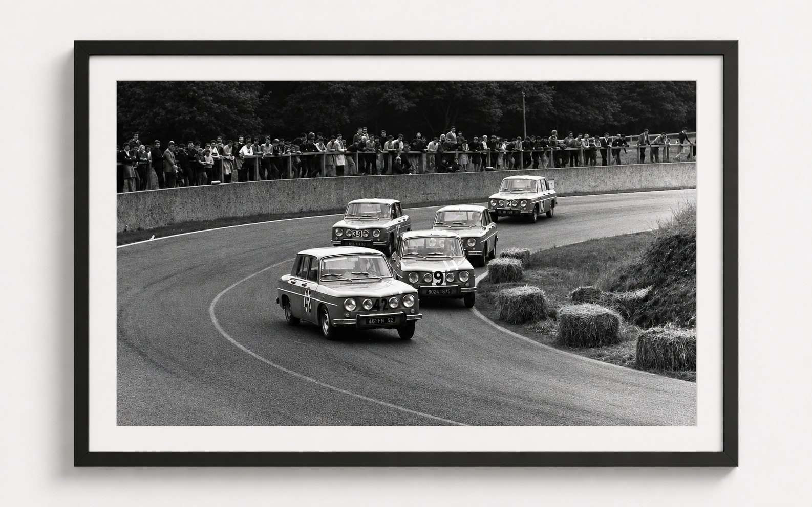 Renault 8 Gordini im Kurvenkampf — Montlhéry 1967, auf Acryl im Schattenfugenrahmen, Format 4:3