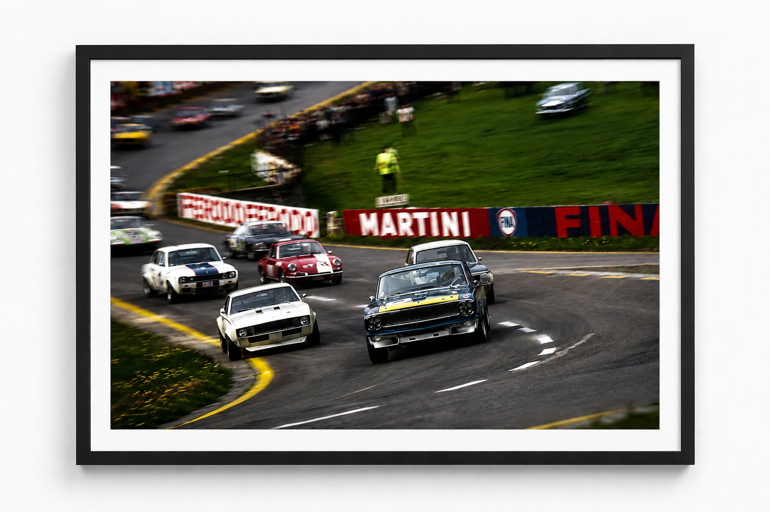 Tourenwagen an der La-Source — Spa-Francorchamps 1967, auf Acryl im Schattenfugenrahmen, Format 4:3