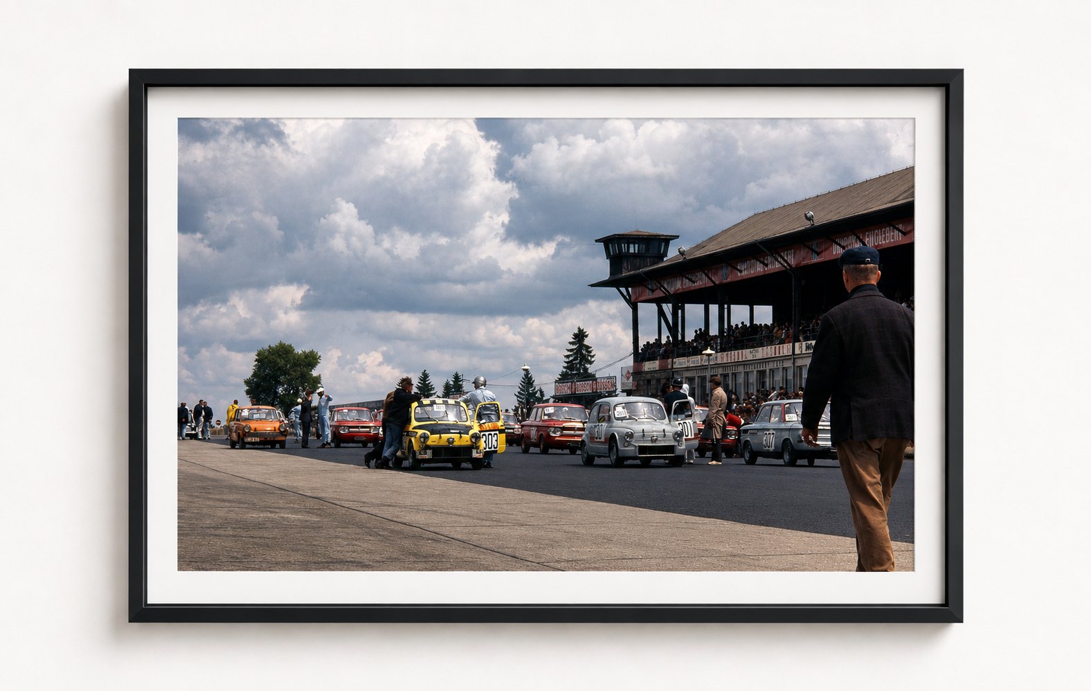 Aufstellung zur Hansapokal — Nürburgring 1967, auf Acryl im Schattenfugenrahmen, Format 4:3