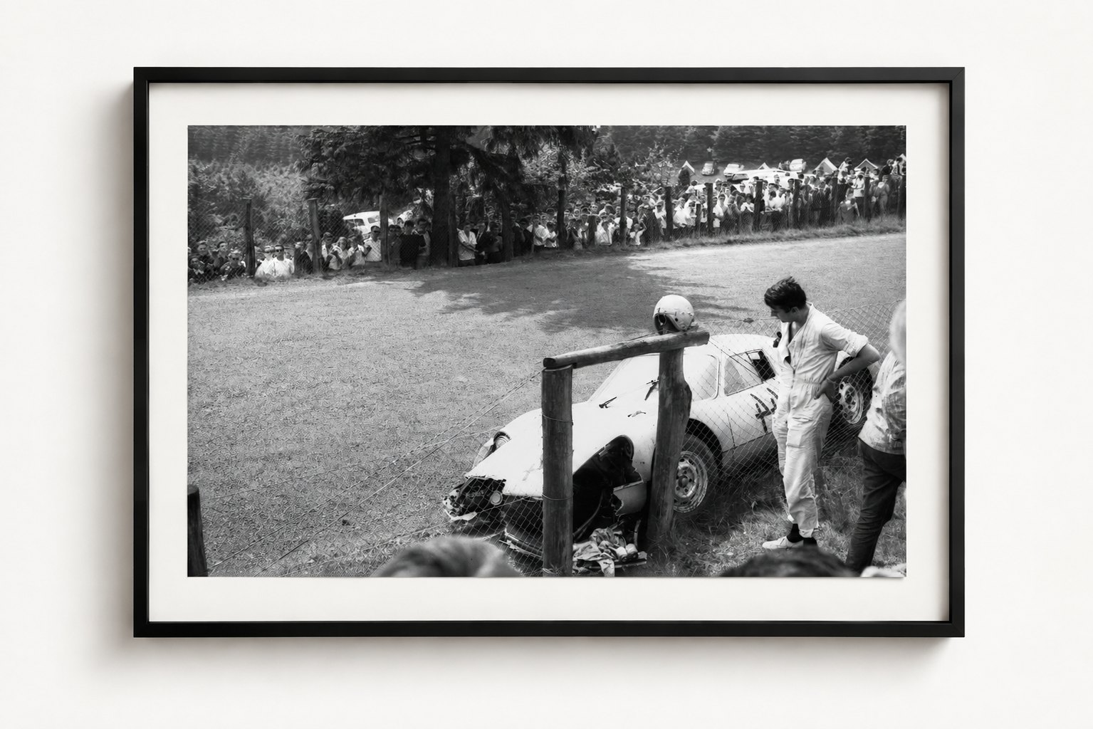 Unfall nach dem Rennen — Spa-Francorchamps 1965, auf Acryl im Schattenfugenrahmen, Format 4:3