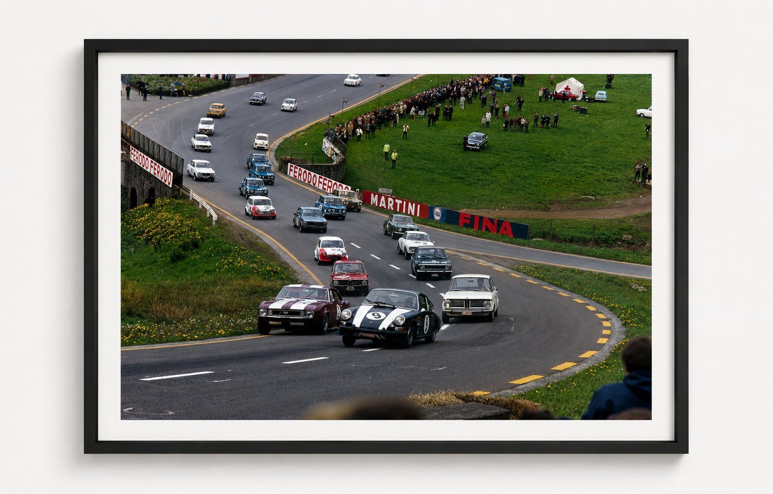 Tourenwagen an der La-Source — Spa-Francorchamps 1967, auf Acryl im Schattenfugenrahmen, Format 4:3