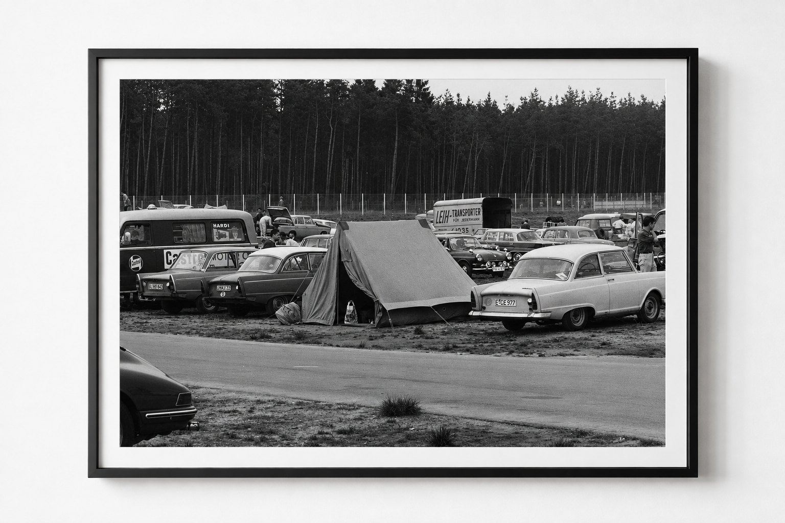 Fahrerlager Zeltplatz 1960er — Sebring 1973, auf Acryl im Schattenfugenrahmen, Format 4:3