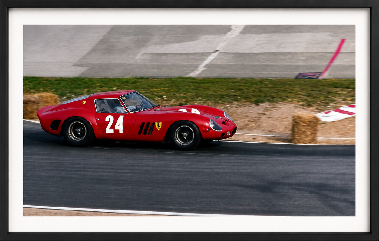 Ferrari 250 GTO als fertiges Acrylbild im schwarzen Schattenfugenrahmen